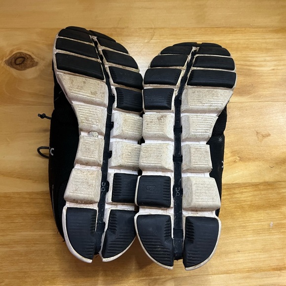On Cloud womens running shoes. Used. 8.5🖤 - Picture 3 of 6
